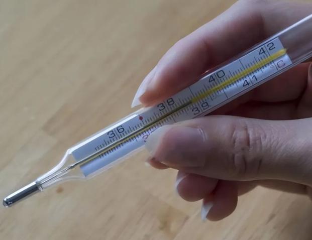 4岁娃咬破水银体温计,妈妈的"果断处理"很有用,医生:做得对